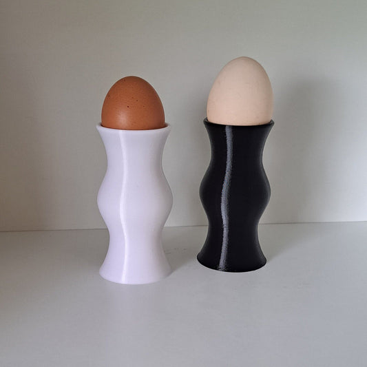 Hohe Moderne Eierbecher Sets in Schwarz und in Weiß