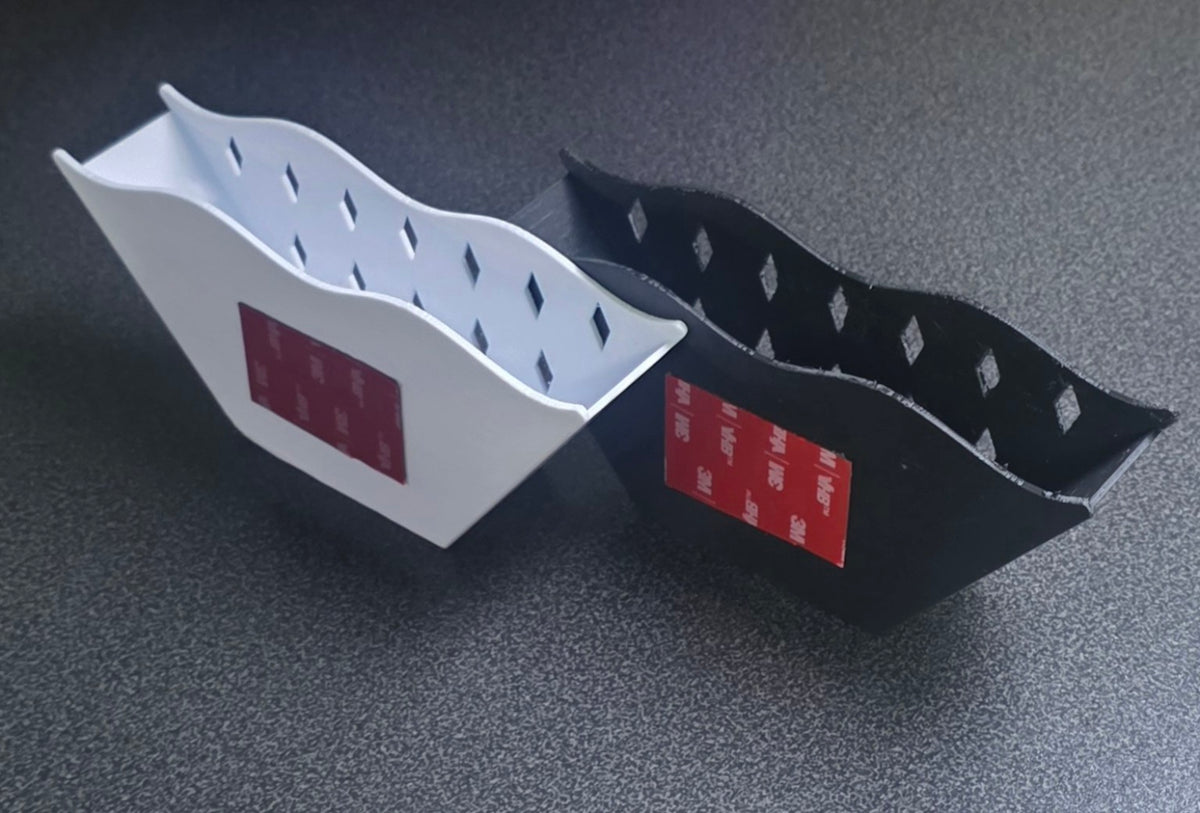 Rückseiten der schwarzen und weißen Kaffeefilterhalter mit glatter Klebefläche und Klebepad.